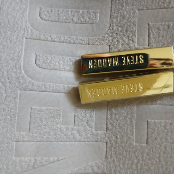 Steve Madden Tote w/ tassel Keychain - Picture 6 of 10